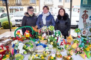 rynek-w-pilznie-pelen-ozdob-wielkanocnych.jpg