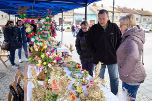 rynek-w-pilznie-pelen-ozdob-wielkanocnych.jpg