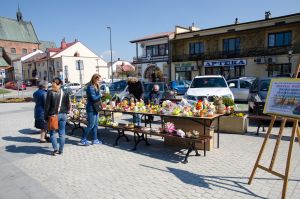 rynek-w-pilznie-pelen-ozdob-wielkanocnych.jpg