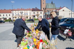rynek-w-pilznie-pelen-ozdob-wielkanocnych.jpg