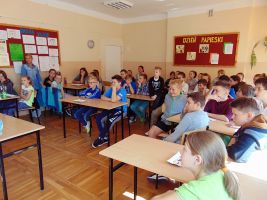 spotkanie-uczniow-z-malarka.jpg spotkanie-uczniow-z-malarka.jpg
