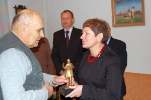 statuetka-dla-wybitnego-pszczelarza.jpg statuetka-dla-wybitnego-pszczelarza.jpg