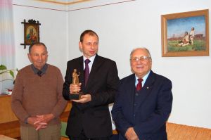 statuetka-dla-wybitnego-pszczelarza.jpg statuetka-dla-wybitnego-pszczelarza.jpg