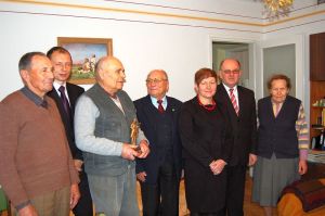 statuetka-dla-wybitnego-pszczelarza.jpg statuetka-dla-wybitnego-pszczelarza.jpg