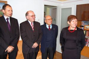 statuetka-dla-wybitnego-pszczelarza.jpg statuetka-dla-wybitnego-pszczelarza.jpg
