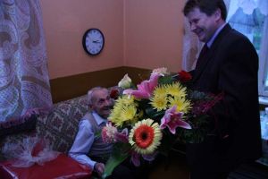 stulatek-pojdzie-glosowac.jpg stulatek-pojdzie-glosowac.jpg