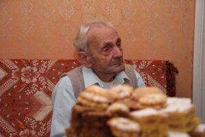 stulatek-pojdzie-glosowac.jpg stulatek-pojdzie-glosowac.jpg