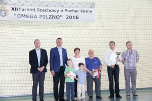 szachista-z-lwowa-z-pucharem-omegi.jpg