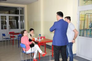 szachista-z-lwowa-z-pucharem-omegi.jpg