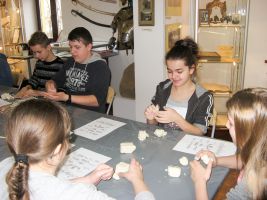 uczniowie-z-dobrkowa-w-muzeum-w-pilznie.jpg