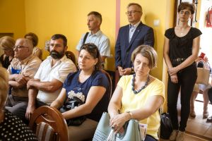 uczniowie-z-nagrodami-burmistrza.jpg