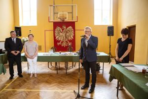 uczniowie-z-nagrodami-burmistrza.jpg