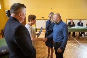 uczniowie-z-nagrodami-burmistrza.jpg
