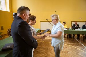 uczniowie-z-nagrodami-burmistrza.jpg