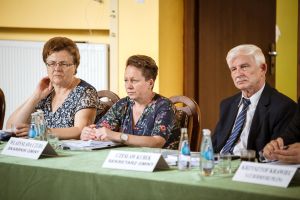 uczniowie-z-nagrodami-burmistrza.jpg