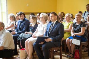 uczniowie-z-nagrodami-burmistrza.jpg