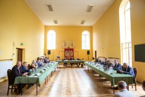 uczniowie-z-nagrodami-burmistrza.jpg