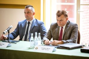 uczniowie-z-nagrodami-burmistrza.jpg