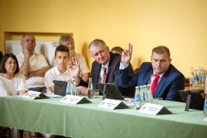 uczniowie-z-nagrodami-burmistrza.jpg