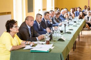 uczniowie-z-nagrodami-burmistrza.jpg