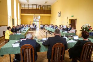 uczniowie-z-nagrodami-burmistrza.jpg