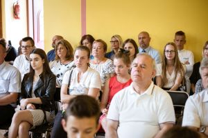 uczniowie-z-nagrodami-burmistrza.jpg