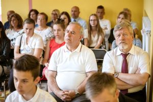 uczniowie-z-nagrodami-burmistrza.jpg