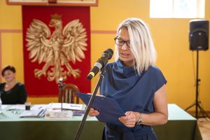 uczniowie-z-nagrodami-burmistrza.jpg