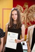 uczniowie-z-nagrodami-burmistrza.jpg