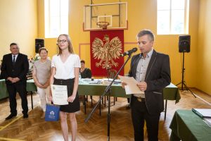 uczniowie-z-nagrodami-burmistrza.jpg