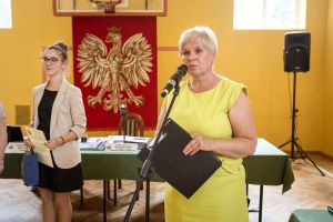 uczniowie-z-nagrodami-burmistrza.jpg