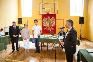 uczniowie-z-nagrodami-burmistrza.jpg