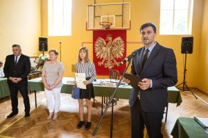 uczniowie-z-nagrodami-burmistrza.jpg