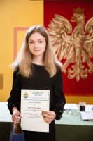 uczniowie-z-nagrodami-burmistrza.jpg