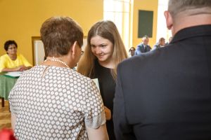 uczniowie-z-nagrodami-burmistrza.jpg