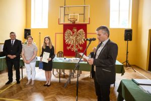 uczniowie-z-nagrodami-burmistrza.jpg
