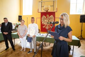 uczniowie-z-nagrodami-burmistrza.jpg