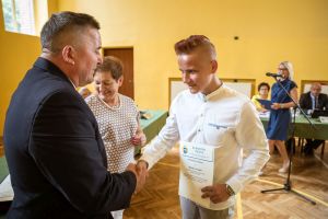 uczniowie-z-nagrodami-burmistrza.jpg