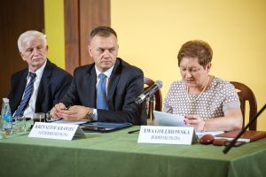 uczniowie-z-nagrodami-burmistrza.jpg