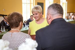 uczniowie-z-nagrodami-burmistrza.jpg