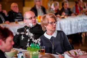 wielkanocne-sniadanie-dla-samotnych-i-starszych.jpg